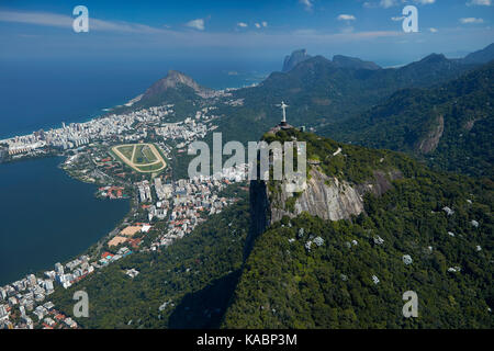 Cristo Redentore in cima a Corcovado, e Rodrigo de Freitas Lagoon, Rio de Janeiro, Brasile, Sud America - aereo Foto Stock