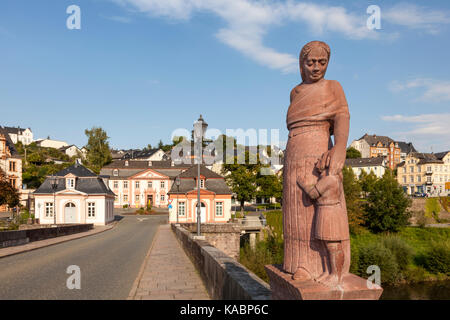 La madre e il bambino statua sul vecchio lahn River Bridge nella città di weilburg, Hesse, Germania Foto Stock