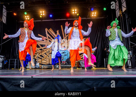 La Royal Academy Of Bhangra Dancers Esibir Punjabi Folk Dance, Vancouver, British Columbia, Canada. Foto Stock