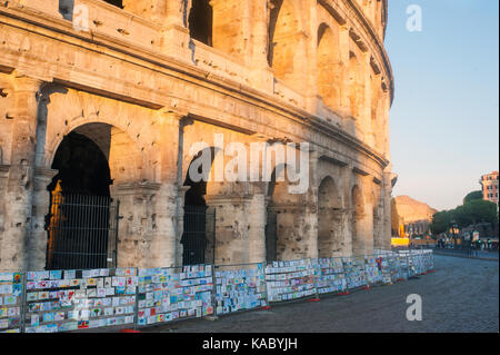 Disegni di bambini al Colosseo per la pace Foto Stock