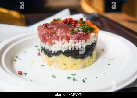 Tartare di pesce serviti in una piastra in ristorante a Roma, Italia Foto Stock