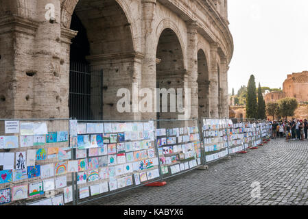 Disegni di bambini al Colosseo per la pace Foto Stock