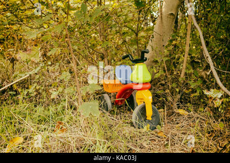 Abbandonato il carrello giocattolo nella foresta Foto Stock