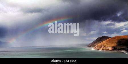 Rainbow oltre l'atlantico selvatico modo, County Kerry, Irlanda Foto Stock