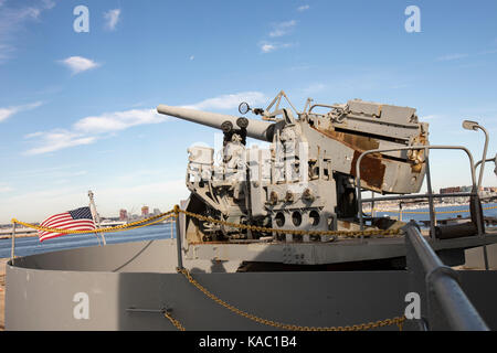 Vintage pistola montata utilizzato da U. S. Navy guardie armate accompagnatrici sulla WWII Nave Liberty. Foto Stock