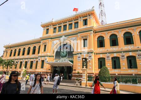 A Saigon, Vietnam, gennaio, 20, 2015. le persone camminare vicino a Saigon post office Foto Stock