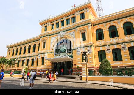 A Saigon, Vietnam, gennaio, 20, 2015. le persone camminare vicino a Saigon post office Foto Stock