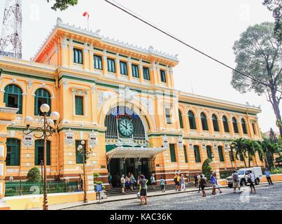 A Saigon, Vietnam, gennaio, 20, 2015. le persone camminare vicino a Saigon post office Foto Stock