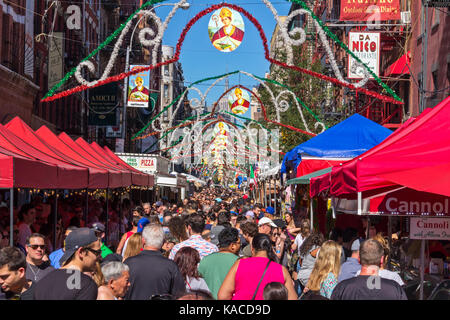 Turisti e visitatori godendo il San Gennaro Festival di Little Italy, Manhattan, New York City. Foto Stock