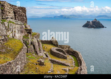 Resti del monastero cristiano gaelico medievale su Skellig Michael, vista A Little Skellig. Al largo della penisola di Iveragh, Contea di Kerry, Irlanda Foto Stock