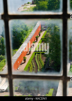 Vista da una finestra all'interno del castello di Läckö, fuori Lidköping, Svezia. Foto Stock