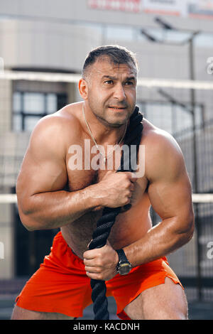 Formazione di uomini sulla strada Foto Stock