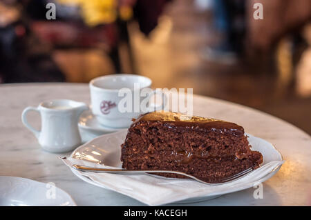 Torta Sacher e melange nel famoso sperl cafe, Vienna Foto Stock