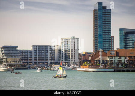 Vista sul Fiume Itchen a Ocean Village Marina in Southampton Regno Unito con l'Admirals Quay sviluppo compreso l'alto luogo Moresby Tower, 2017 Foto Stock