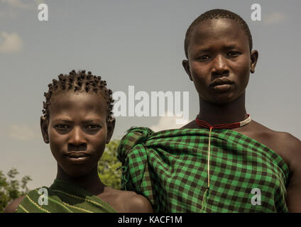 Bodi le ragazze che frequentano Kael cerimonia, Gurra, Valle dell'Omo, Etiopia Foto Stock