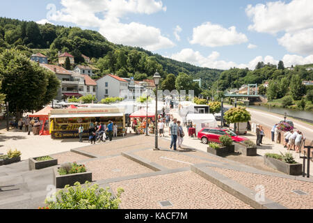 METTLACH, GERMANIA - 6 agosto 17: Un mercato domenicale è aperto per i locali e i turisti presso il molo. Foto Stock