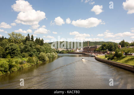 METTLACH, GERMANIA - 6 agosto 17: Una vista del fiume Mosella scorre attraverso il distretto di Merzig-Wadern, in Saarland Foto Stock