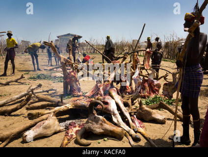 Il sacrificio di vacca durante Dassanech orgoglioso Ox celebrazione, Salheng,Turkana County, Omorate, Etiopia Foto Stock