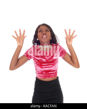 Un arrabbiato urlando donna africana tenendo le sue mani, in piedi in una camicetta rosa e collana, isolato per sfondo bianco Foto Stock