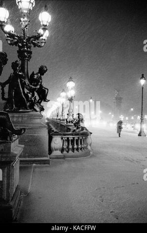 PONT ALEXANDRE III di notte tempo sotto una tempesta di neve - Parigi - INVERNO - PARIGI FRANCIA - LEICA STREET PHOTOGRAPHY - pellicola di argento © Frédéric BEAUMONT Foto Stock