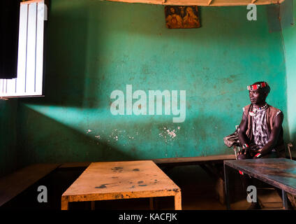 L'uomo all'interno di una barra in chiave Afer, Valle dell'Omo, Etiopia Foto Stock