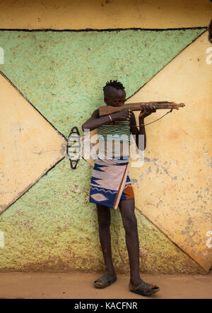 Hamer tribù ragazzo con una finta pistola in legno, Dimeka, valle dell'Omo, Etiopia Foto Stock