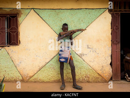 Hamer tribù ragazzo con una finta pistola in legno, Dimeka, valle dell'Omo, Etiopia Foto Stock