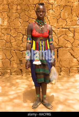 Elegante ragazza Bana andando a chiave mercato Afer, Valle dell'Omo, Etiopia Foto Stock