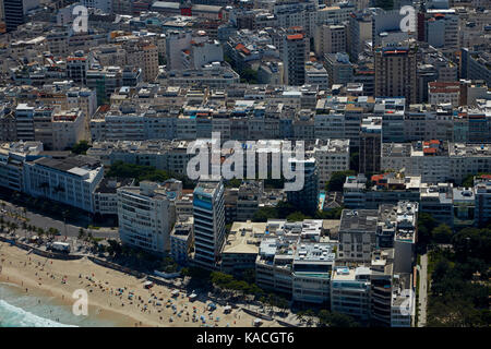 La gente sulla spiaggia di Ipanema e appartamenti, rio de janeiro, Brasile, Sud America - aerial Foto Stock