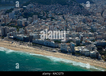 La gente sulla spiaggia di Ipanema e appartamenti, rio de janeiro, Brasile, Sud America - aerial Foto Stock