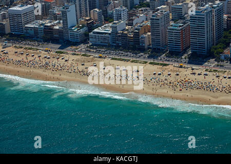 La gente sulla spiaggia di Ipanema e appartamenti, rio de janeiro, Brasile, Sud America - aerial Foto Stock