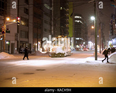 'Sasari' spazzola rotante per la rimozione di neve la rimozione di neve dalla linea del tram a Sapporo, Hokkaido, Giappone Foto Stock