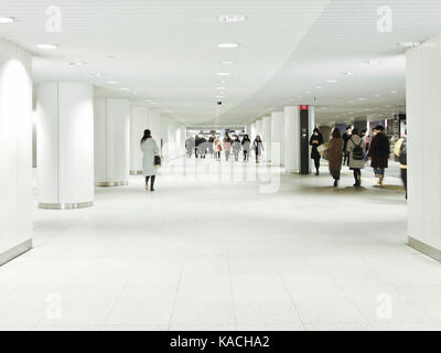 Passaggio pedonale sotterraneo che collega la stazione di Sapporo all aurora town e la stazione di odori, Hokkaido, Giappone Foto Stock