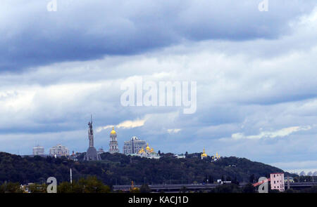 Vista del Kyiv Pechersk Lavra e la Patria un monumento a Kiev, Ucraina. Foto Stock