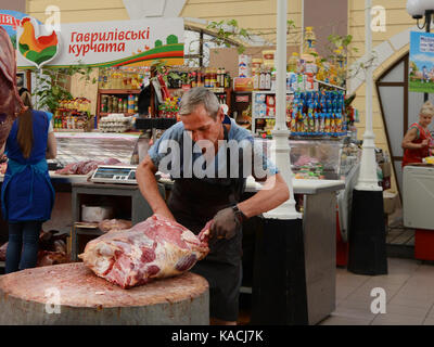 Mercato Pryvoz è un mercato tentacolare risalente al 1827 la vendita di prodotti freschi, i beni usati & economici abbigliamento. Foto Stock