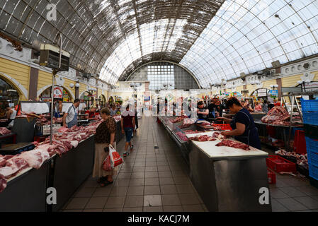 Mercato Pryvoz è un mercato tentacolare risalente al 1827 la vendita di prodotti freschi, i beni usati & economici abbigliamento. Foto Stock