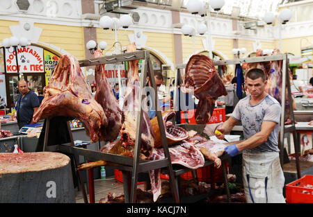 Mercato Pryvoz è un mercato tentacolare risalente al 1827 la vendita di prodotti freschi, i beni usati & economici abbigliamento. Foto Stock
