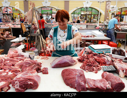 Mercato Pryvoz è un mercato tentacolare risalente al 1827 la vendita di prodotti freschi, i beni usati & economici abbigliamento. Foto Stock