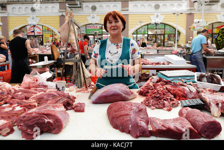 Mercato Pryvoz è un mercato tentacolare risalente al 1827 la vendita di prodotti freschi, i beni usati & economici abbigliamento. Foto Stock