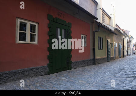 Il Vicolo d'oro è una famosa strada di Praga si trova accanto al castello di Praga ed è caratterizzato da una fila di undici gli edifici colorati, che furono costruiti alla fine del XVI secolo. Deve il suo nome al Goldsmiths che vivevano lì. È anche noto come 'la strada degli alchimisti'. dotato di: atmosfera dove: Praga, Boemia, Repubblica ceca quando: 25 ago 2017 credit: Oscar Gonzalez/wenn.com Foto Stock