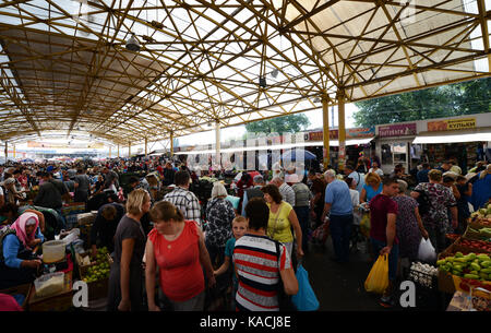 Mercato Pryvoz è un mercato tentacolare risalente al 1827 la vendita di prodotti freschi, i beni usati & economici abbigliamento. Foto Stock