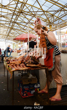 Mercato Pryvoz è un mercato tentacolare risalente al 1827 la vendita di prodotti freschi, i beni usati & economici abbigliamento. Foto Stock