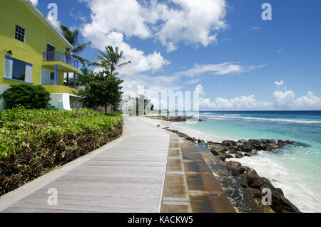 Richard Haynes Boardwalk che corre lungo la spiaggia di Hastings sulla costa ovest di Barbados Foto Stock