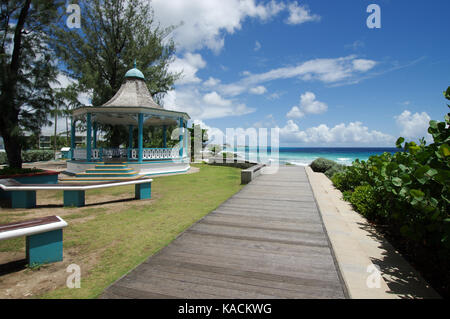 Richard Haynes Boardwalk che corre lungo la spiaggia di Hastings sulla costa ovest di Barbados Foto Stock