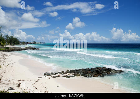 Straordinariamente bella spiaggia di Hastings sulla costa ovest di Barbados Foto Stock