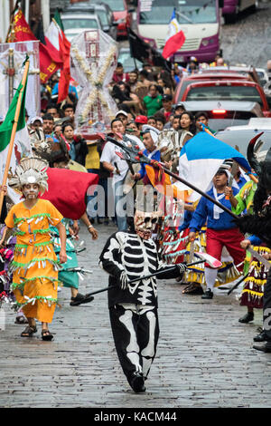 Lo scheletro re conduce una processione attraverso la città storica durante la settimana di festa del patrono san michele settembre 24, 2017 in San Miguel De Allende, Messico. Foto Stock