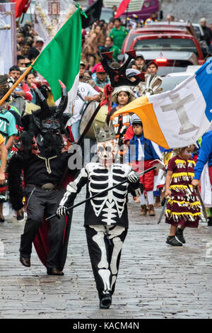 Lo scheletro re conduce una processione attraverso la città storica durante la settimana di festa del patrono san michele settembre 24, 2017 in San Miguel De Allende, Messico. Foto Stock