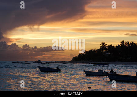 Tramonto sul Worthing Beach sulla costa ovest di Barbados Foto Stock