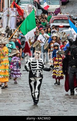 Lo scheletro re conduce una processione attraverso la città storica durante la settimana di festa del patrono san michele settembre 24, 2017 in San Miguel De Allende, Messico. Foto Stock