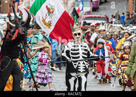 Lo scheletro re conduce una processione attraverso la città storica durante la settimana di festa del patrono san michele settembre 24, 2017 in San Miguel De Allende, Messico. Foto Stock